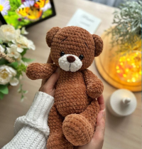 мишка вязанный из темно-коричневой пряжи