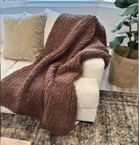 Плед из темно-коричневой пряжи