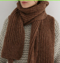 Свитер из коричневой пряжи