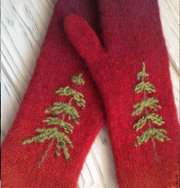 Варежки из красной пряжи