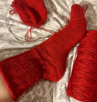 Вязанные носки из красной пряжи
